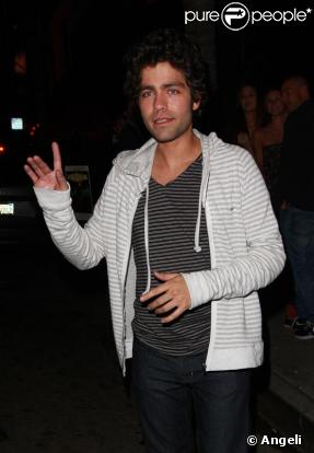 Adrian Grenier à la sortie d'un club à Los Angeles