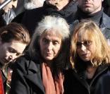 Elisabeth Depardieu et la tante de Guillaume, Hélène, lors des obséques à Bougival, Elise l\'ex épouse de Guillaume et la maman de Louise est à leurs côtés.<br />