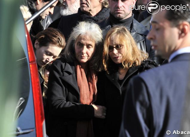Elisabeth Depardieu et la tante de Guillaume, Hélène, lors des obséques à Bougival, Elise l'ex épouse de Guillaume et la maman de Louise est à leurs côtés. 