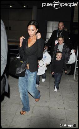 Victoria Beckham et ses fils Cruz, Romeo et Brooklyn sont venus à Londres au match de l'Angleterre contre la Slovaquie le 28 mars 2009 dans lequel jouait David Beckham