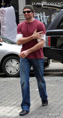Hugh Jackman fait du shopping à New York avec son fils Oscar. Mars 2009
