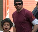 Hugh Jackman fait du shopping à New York avec son fils Oscar. Mars 2009