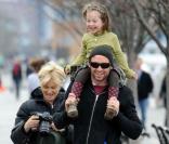 Hugh Jackman, son épouse et sa fille Ava, dans un parc de New York. Mars 2009
