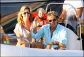 Rod Stewart, sa femme Penny Lancaster et leur fils Alastair en août 2007 à Saint-Tropez