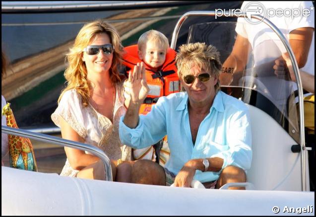 Rod Stewart, sa femme Penny Lancaster et leur fils Alastair en août 2007 à Saint-Tropez