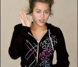 Miley Cyrus porte un sweat Metro Station, un clin d'oeil à son frère Trace