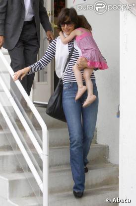Katie Holmes et Suri à la sortie d'un studio de danse de Malibu. La petite mignonne est trop chouquette avec ses ballerines ! 02/04/09