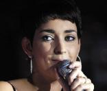 Sheryfa Luna lors de son showcase à Paris le 4 mars