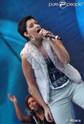 Sheryfa Luna sur scène pour le concert Urban Peace 2, au Stade de France, en octobre 2008