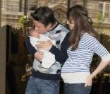 Jamie Oliver et sa femme Jools vous présentent leur troisième fille Petal Blossom Rainbow, née cette nuit à 2h46. Londres, le 3 avril 2009