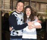 Jamie Oliver et sa femme Jools vous présentent leur troisième fille Petal Blossom Rainbow, née cette nuit à 2h46. Londres, le 3 avril 2009
