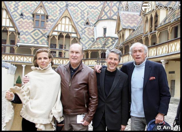 Robert Duvall et sa femme Luciana, la député maire de Beaune Alain Suguenot, et le coémdien Venantino Venantini, le 2 avril 2009, lors du 1er Festival du Film Policier de Beaune, durant lequel la star américaine a été honorée !