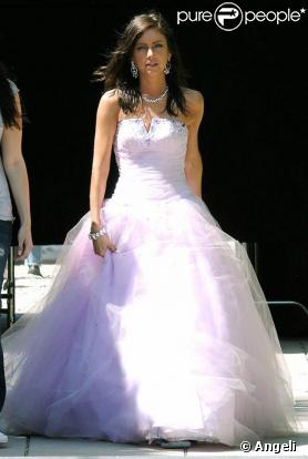 Jessica Stroup, lors du tournage d'une scène de 90210, le 24 mars 2009, à Los Angeles !