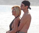 Jenny McCarthy et Jim Carrey, amoureux, profitent du coucher de soleil sur le Pacifique !