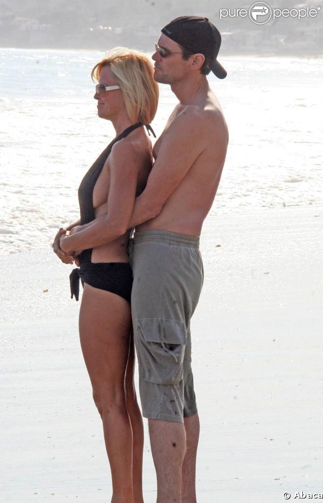Jenny McCarthy et Jim Carrey, amoureux, profitent du coucher de soleil sur le Pacifique !