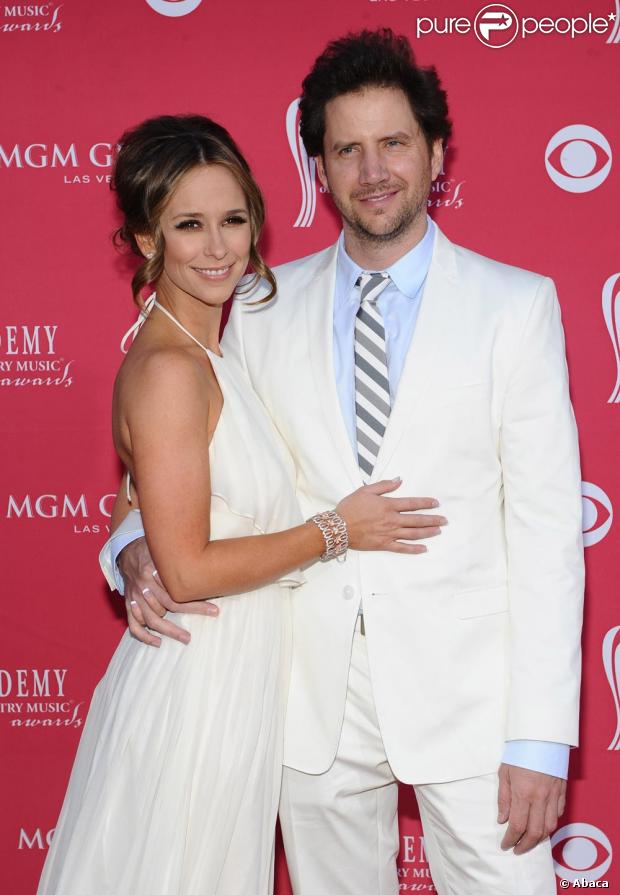 Jennifer Love Hewitt et son ami Jamie à la 44e cérémonie des Country Awards