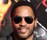 Lenny Kravitz prend la pose à l'occasion de l'annonce de sa tournée européenne, au Studio TSF d'Aubervilliers le 6 avril