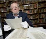 Thomas Keneally, à la bibliothèque de Sydney, avec la liste retrouvée. 
