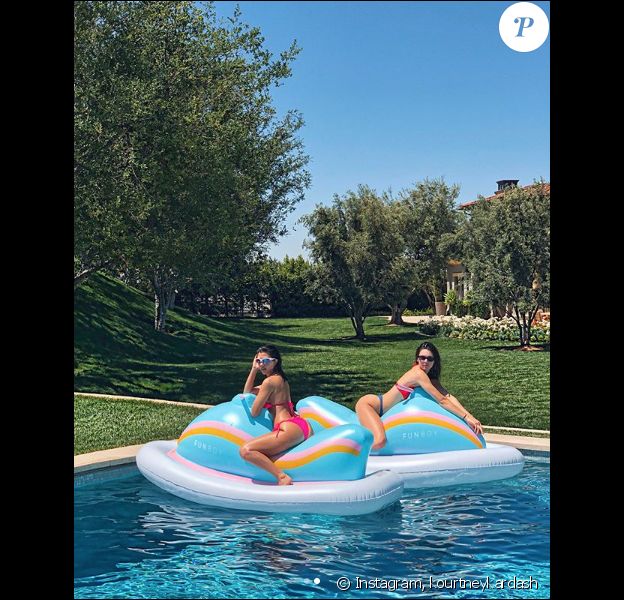 Kendall Jenner Et Sa Soeur Kourtney Kardashian Pool Party En Bikini Purepeople