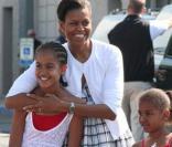 Michelle Obama décomplexée en robe Gap avec ses filles Malia et Sasha