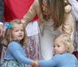 Letizia d'Espagne entourée de ses filles Leonor et Sofia et de son mari Felipe lors des fêtes de Pâques hier à Palma de Majorque. 