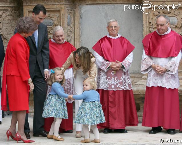 Letizia d'Espagne entourée de ses filles Leonor et Sofia et de son mari Felipe lors des fêtes de Pâques hier à Palma de Majorque. 