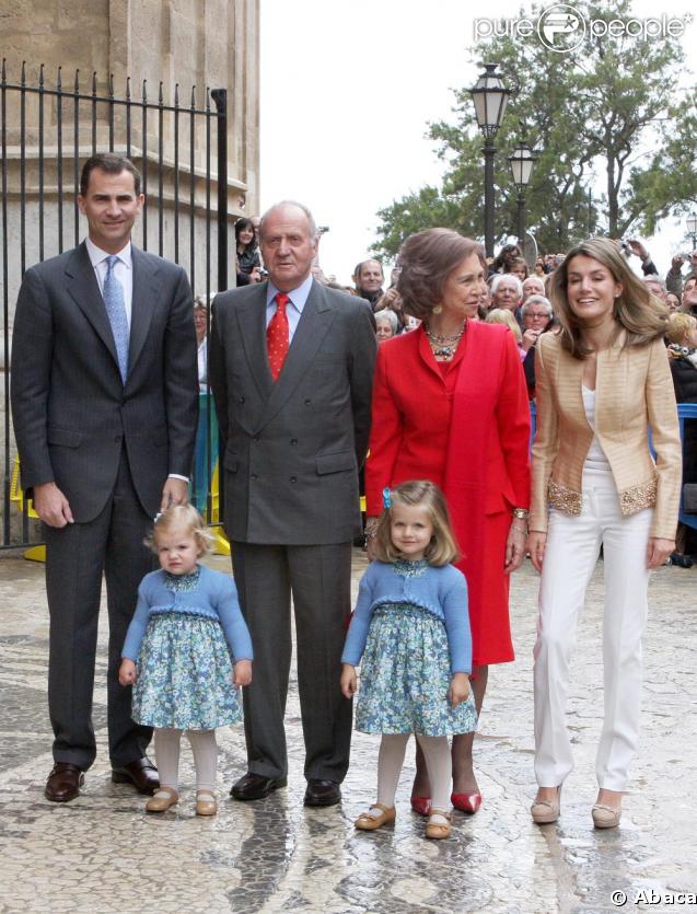Letizia d'Espagne, ses filles Leonor et Sofia, son époux Felipe et le couple royal d'Espagne Juan Carlos et Sofia ont assisté aux cérémonies pour Pâques hier.