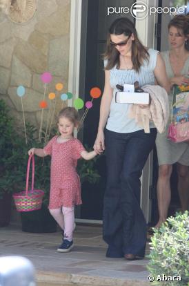 Jennifer Garner, Ben Affleck et Violet fêtent Pâques chez des amis, à Los Angeles, le 12 avril 2009