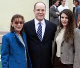 Le Prince Albert II de Monaco et Mélanie de Massy, lors du match exhibition opposant Rafael Nadal à Andy Murray, le 12 avril 2009, devant le Palais Princier, à Monaco !