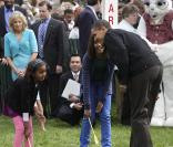 Barack Obama et Sasha (à gauche) et Malia (à droite)lors du lundi de Pâques à la Maison Blanche le 13 avril 2009