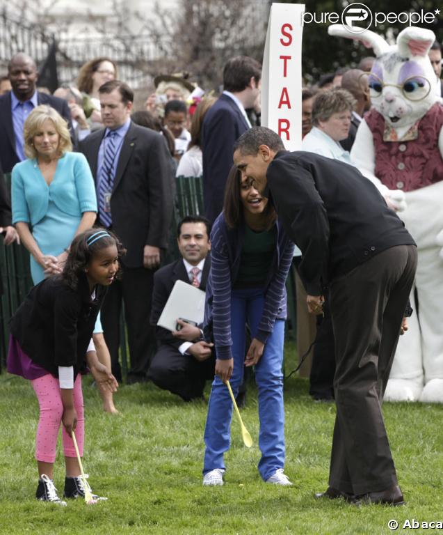 Barack Obama et Sasha (à gauche) et Malia (à droite)lors du lundi de Pâques à la Maison Blanche le 13 avril 2009
