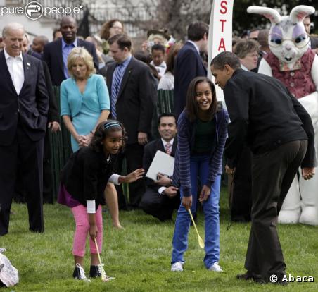 Barack Obama et ses filles Sasha (à gauche) et Malia (à droite) lors du lundi de Pâques à la Maison Blanche le 13 avril 2009