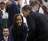 Barack Obama et ses filles Sasha (à gauche) et Malia (à droite) lors du lundi de Pâques à la Maison Blanche le 13 avril 2009
