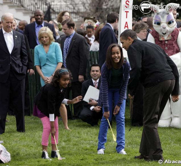 Barack Obama et ses filles Sasha (à gauche) et Malia (à droite) lors du lundi de Pâques à la Maison Blanche le 13 avril 2009
