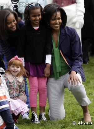 Malia, Sasha et leur mère Michelle Obama lors du lundi de Pâques à la Maison Blanche le 13 avril 2009