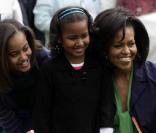 Malia, Sasha et leur mère Michelle Obama lors du lundi de Pâques à la Maison Blanche le 13 avril 2009