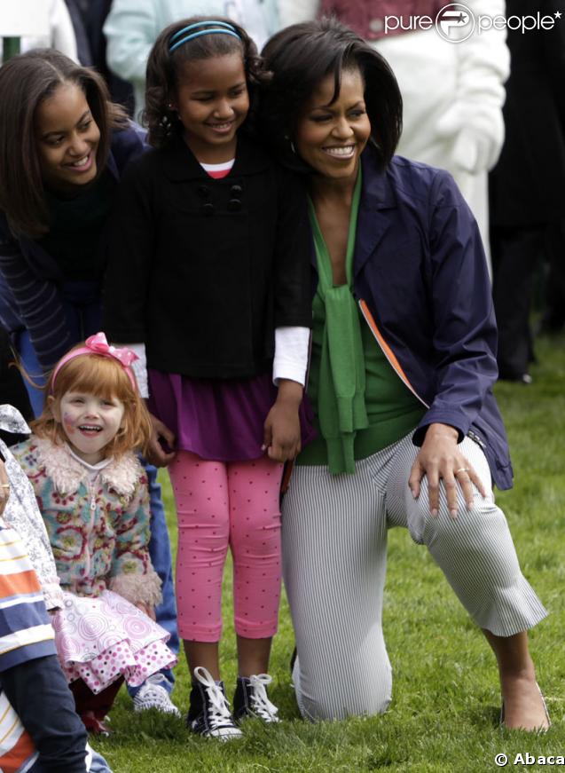 Malia, Sasha et leur mère Michelle Obama lors du lundi de Pâques à la Maison Blanche le 13 avril 2009