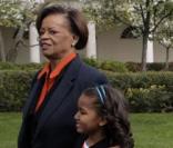 Michelle Obama et Malia devancée par Sasha et sa grand-mère Marian Robinson lors du lundi de Pâques à la Maison Blanche le 13 avril 2009