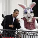 Barack Obama et sa famille accueillent... un lapin géant et Fergie à la Maison Blanche ! Regardez !