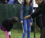 Barack Obama et ses filles Malia (à droite) et Sasha (à gauche) lors du lundi de Pâques à la Maison Blanche le 13 avril 2009