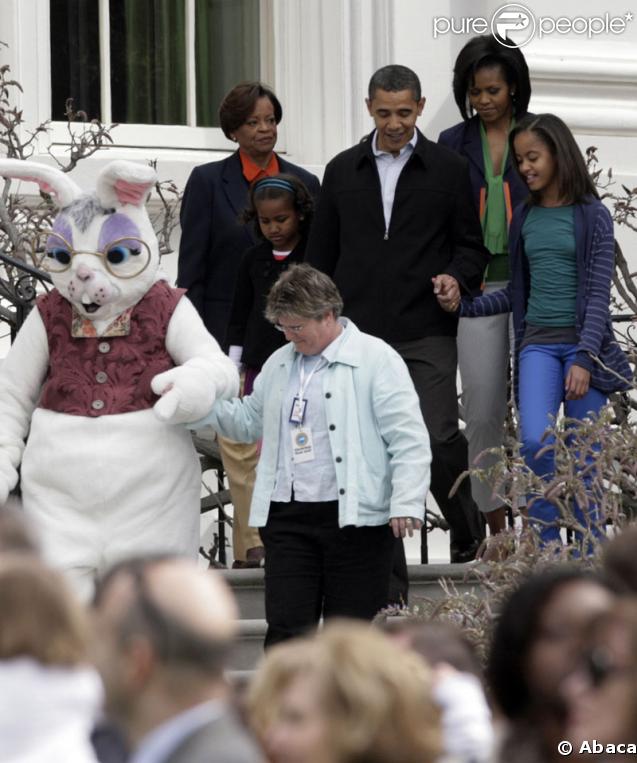 Barack et Michelle Obama, leurs filles Malia et Sasha ainsi que Marian RObinson, la mère de Michelle lors du lundi de Pâques à la Maison Blanche le 13 avril 2009