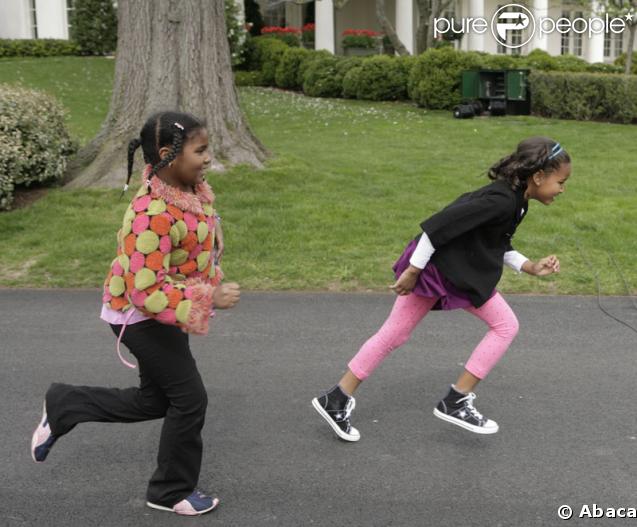 Sasha Obama (à droite) lors du lundi de Pâques à la Maison Blanche le 13 avril 2009