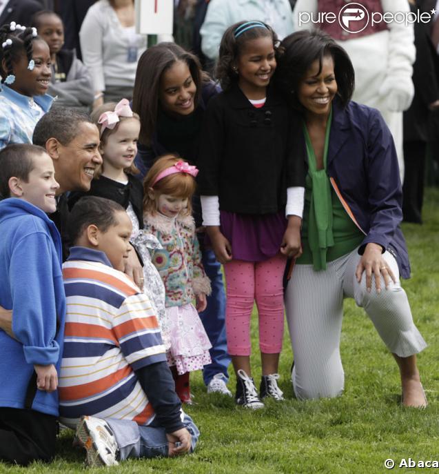 Barack et Michelle Obama posant avec leurs filles et les enfants invités lors du lundi de Pâques à la Maison Blanche le 13 avril 2009