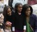 Barack et Michelle Obama posant avec leurs filles et les enfants invités lors du lundi de Pâques à la Maison Blanche le 13 avril 2009