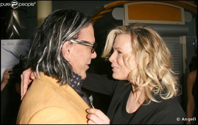 Tendres retrouvailles entre Kim Basinger et Mickey Rourke lors de l'avant-première de The Informers à Hollywood, le 16/04/09