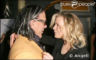 Tendres retrouvailles entre Kim Basinger et Mickey Rourke lors de l'avant-première de The Informers à Hollywood, le 16/04/09
