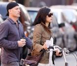 Famke Janssen est à bicyclette....