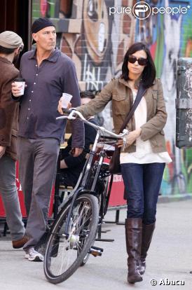 Famke Janssen est à bicyclette....
