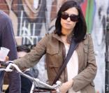 Famke Janssen est à bicyclette....
