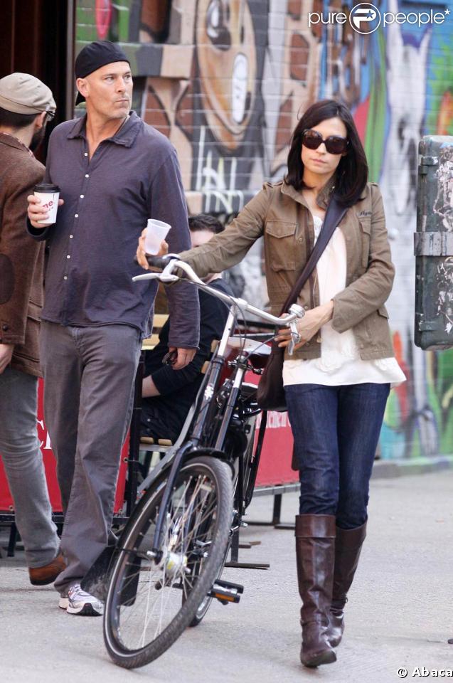 Famke Janssen est à bicyclette....